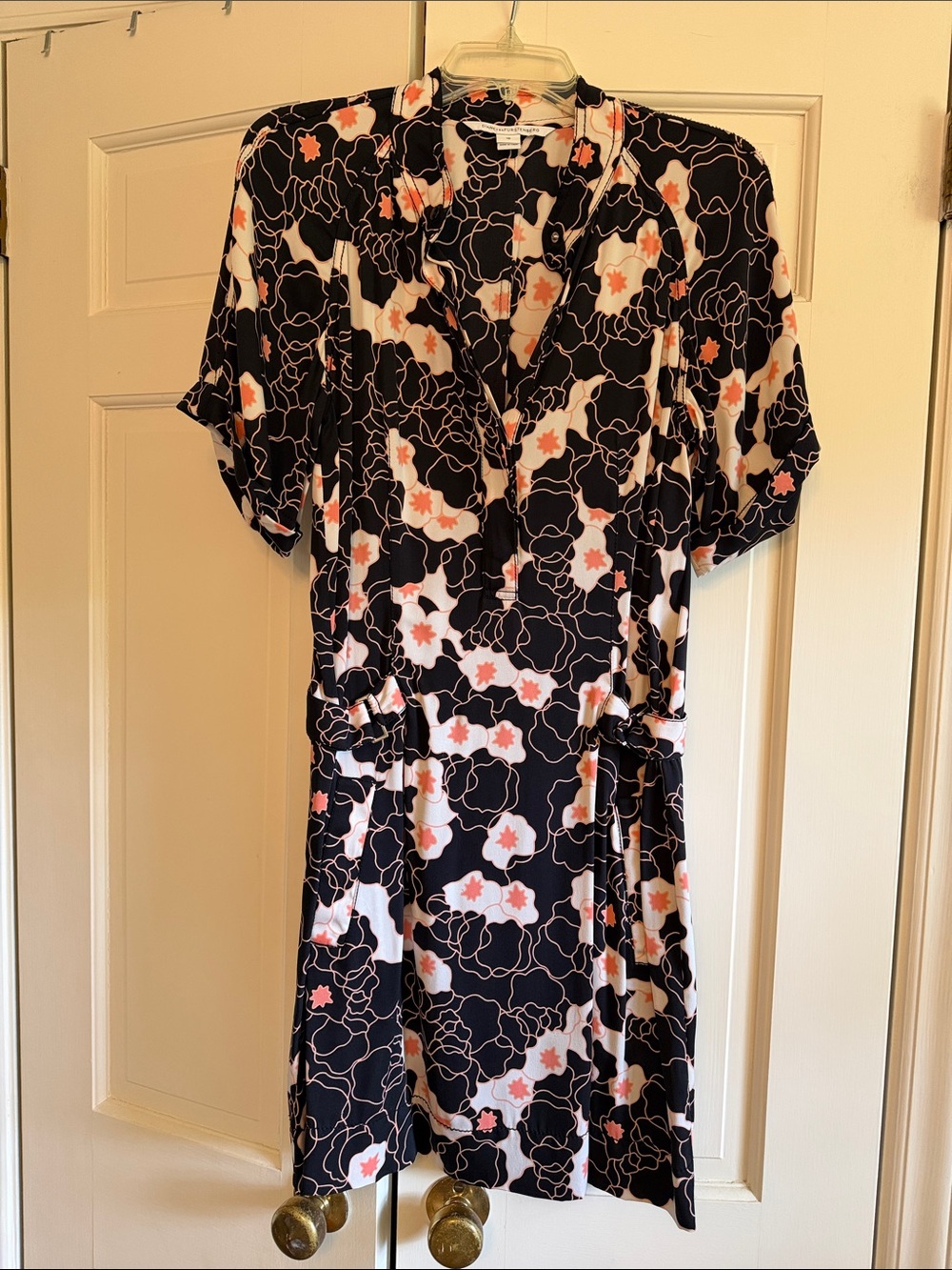 DVF drop-waist silk blend mini. Short sleeves in black with and salmon print.